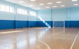 cara membersihkan lapangan futsal
