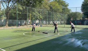 perawatan rutin lapangan futsal