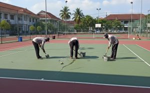 perawatan lapangan tenis